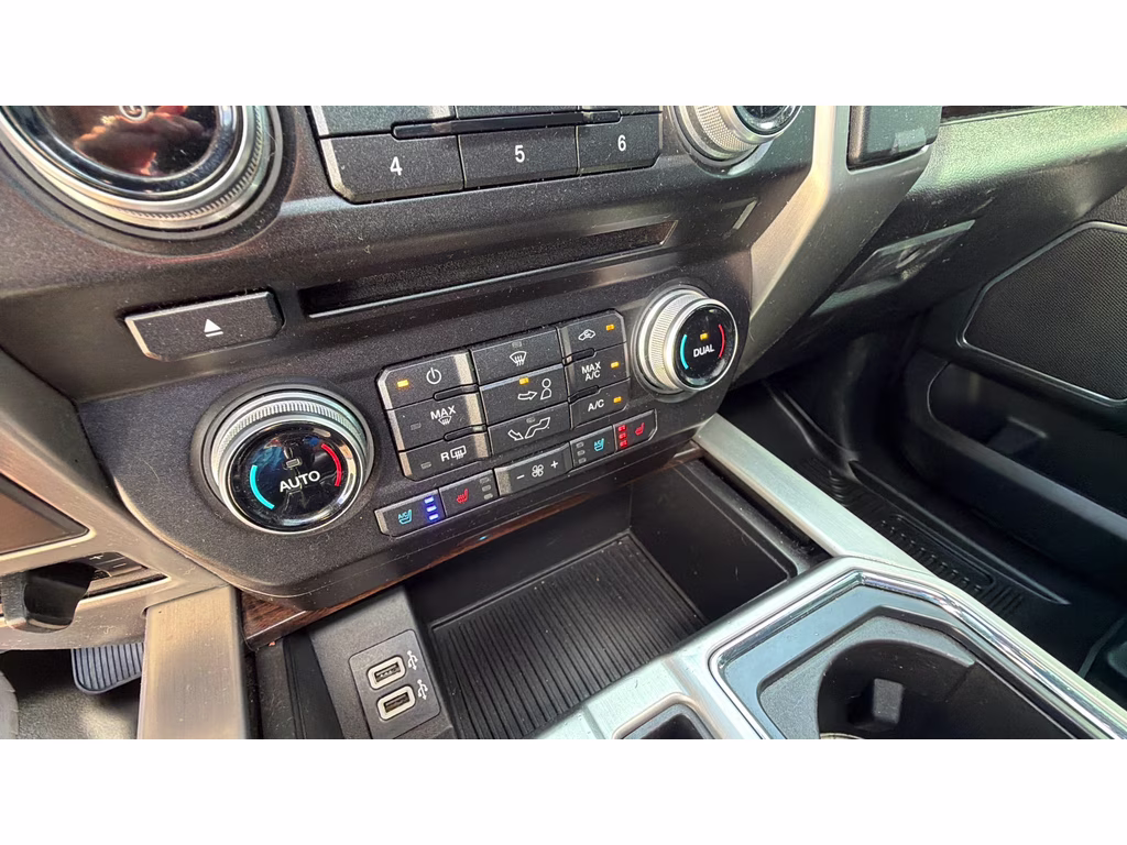 2017 White Platinum Metallic Tri-Coat Ford F-150 Platinum 4X4 Truck