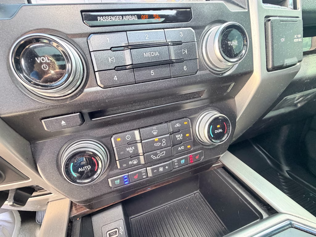 2017 White Platinum Metallic Tri-Coat Ford F-150 Platinum 4X4 Truck