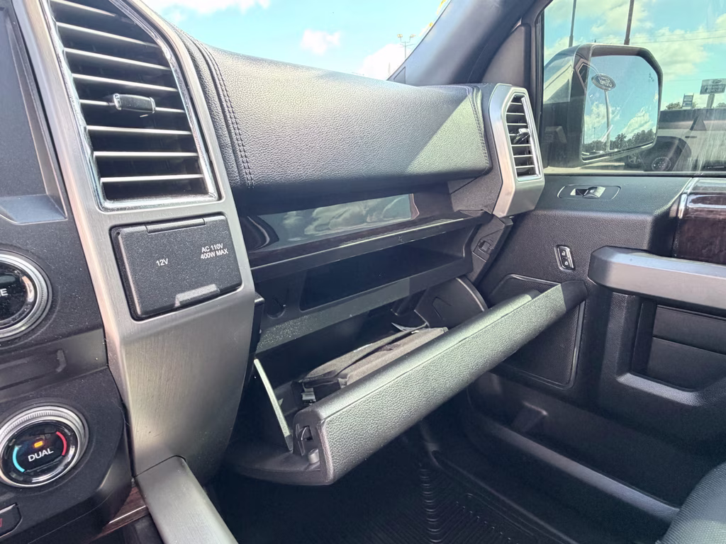 2017 White Platinum Metallic Tri-Coat Ford F-150 Platinum 4X4 Truck