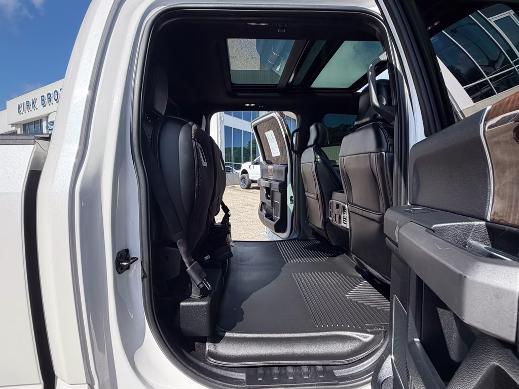 2017 White Platinum Metallic Tri-Coat Ford F-150 Platinum 4X4 Truck