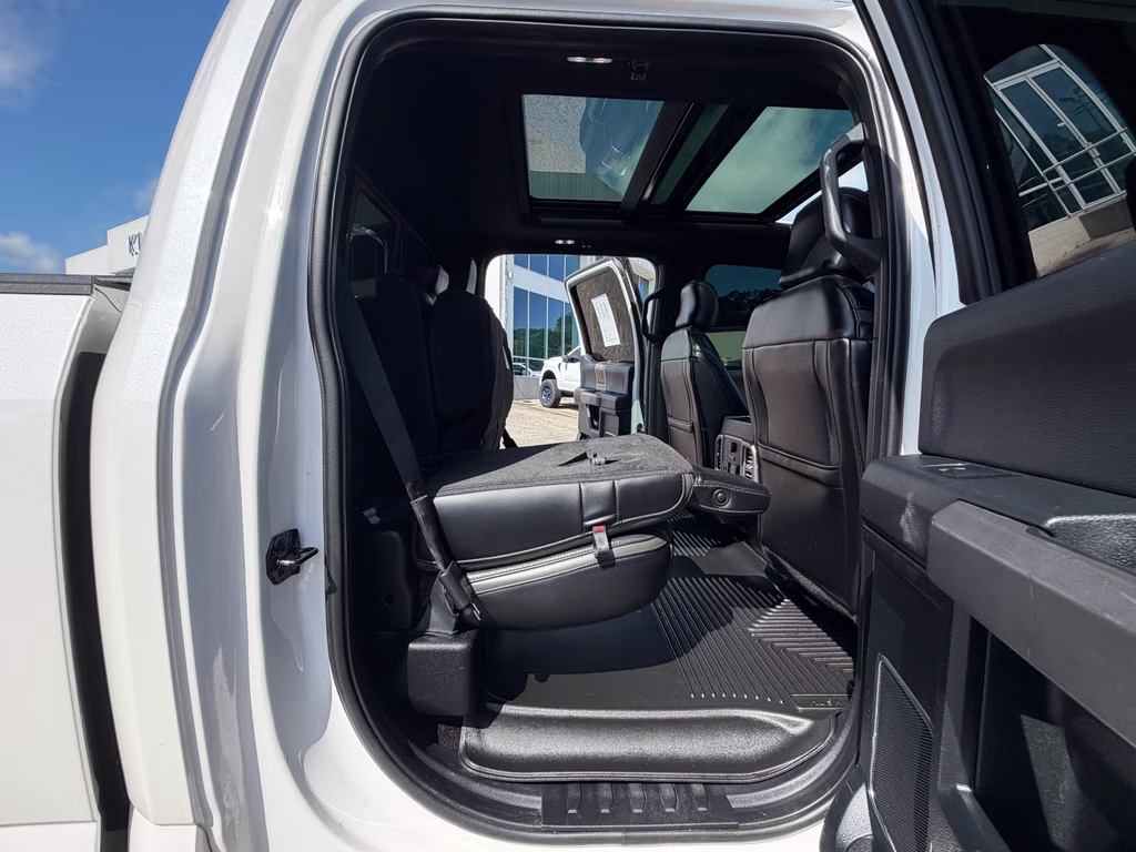 2017 White Platinum Metallic Tri-Coat Ford F-150 Platinum 4X4 Truck