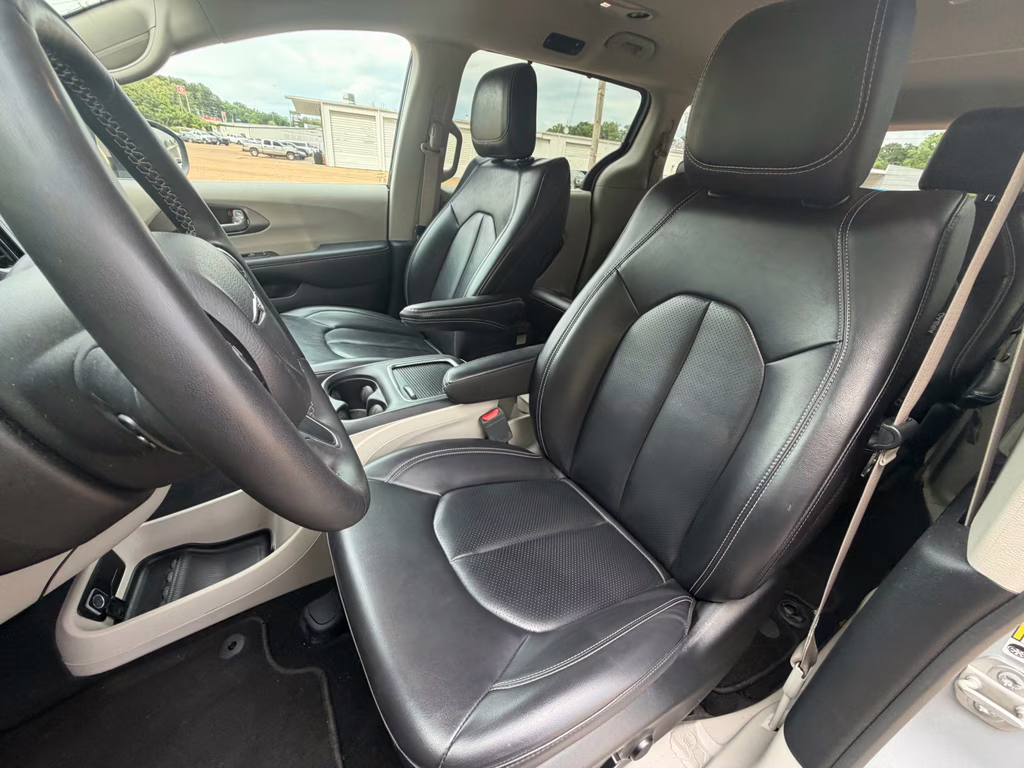 2023 Silver Mist Clearcoat Chrysler Pacifica Touring L FWD Van
