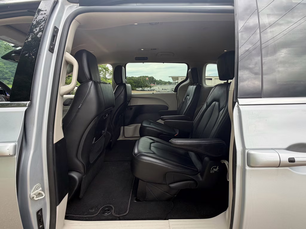 2023 Silver Mist Clearcoat Chrysler Pacifica Touring L FWD Van