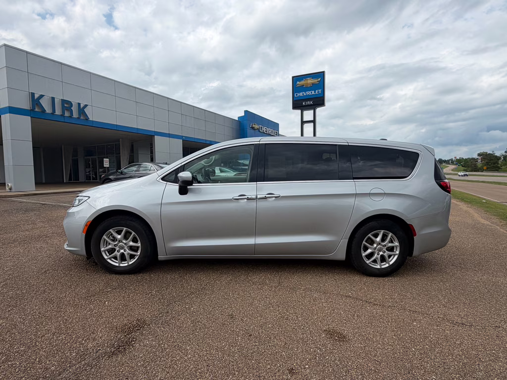 2023 Silver Mist Clearcoat Chrysler Pacifica Touring L FWD Van