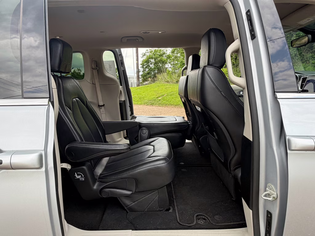 2023 Silver Mist Clearcoat Chrysler Pacifica Touring L FWD Van