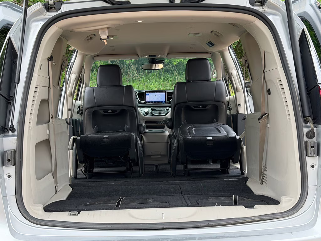 2023 Silver Mist Clearcoat Chrysler Pacifica Touring L FWD Van