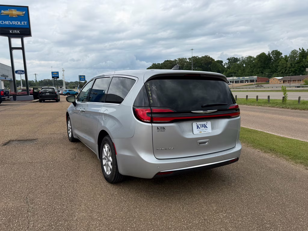 2023 Silver Mist Clearcoat Chrysler Pacifica Touring L FWD Van