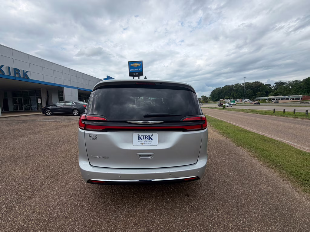 2023 Silver Mist Clearcoat Chrysler Pacifica Touring L FWD Van