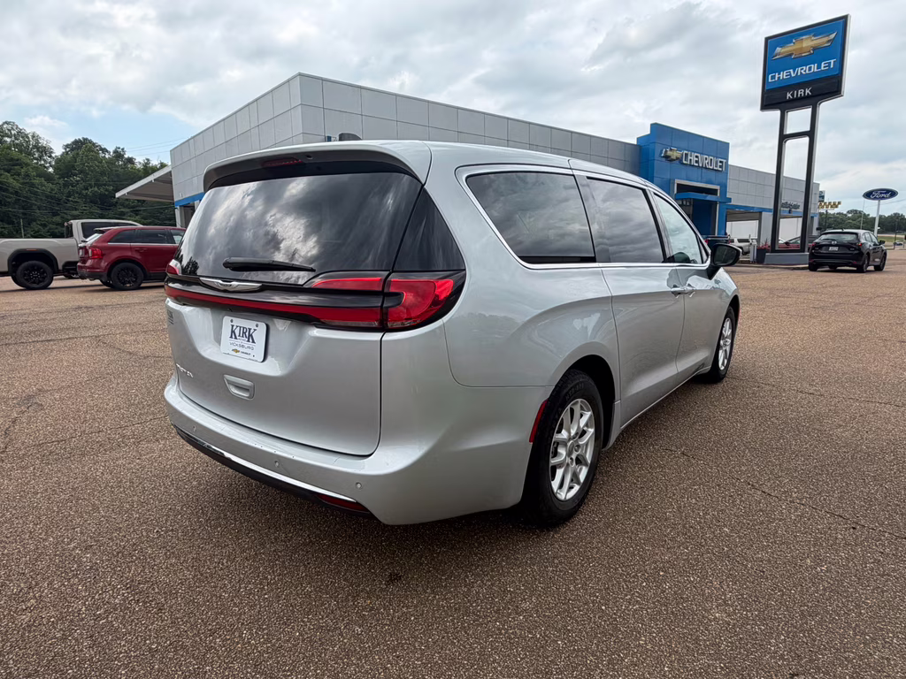 2023 Silver Mist Clearcoat Chrysler Pacifica Touring L FWD Van