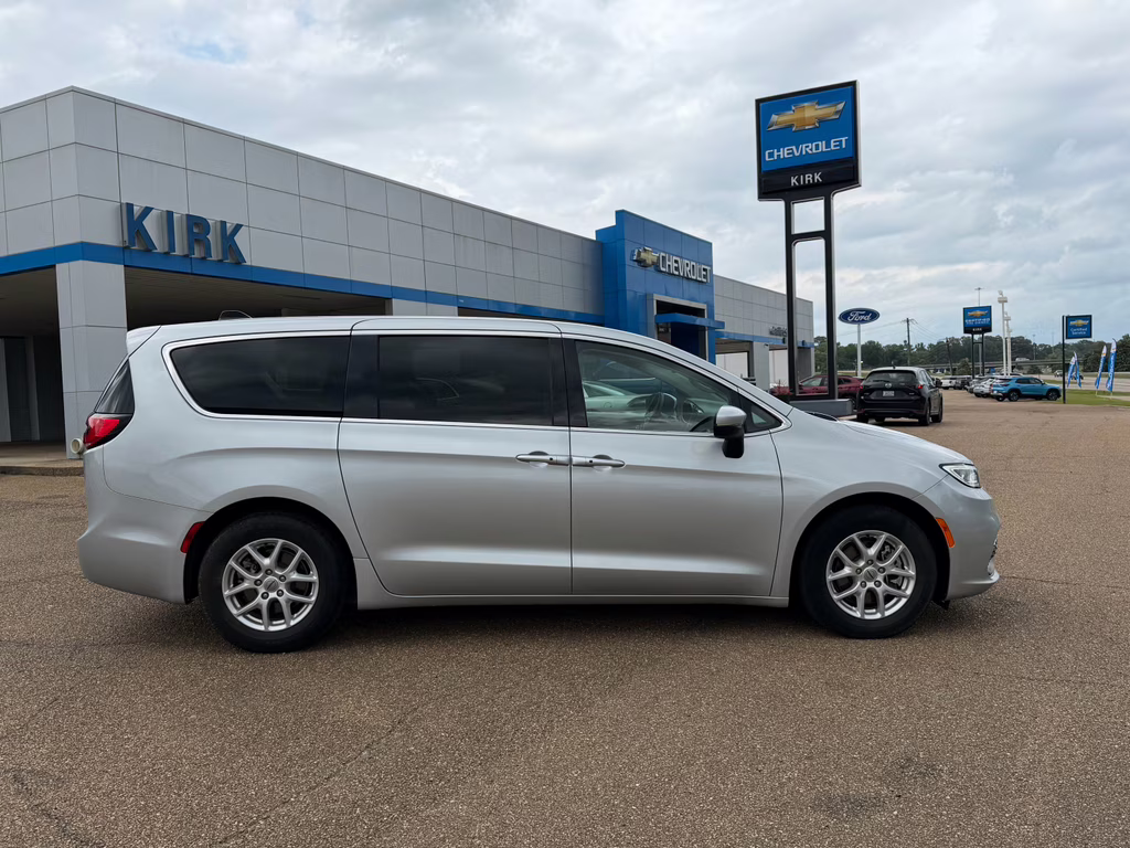 2023 Silver Mist Clearcoat Chrysler Pacifica Touring L FWD Van