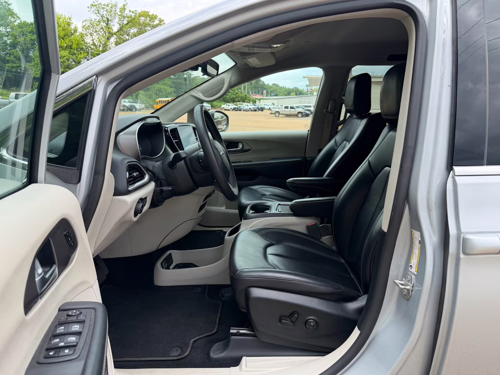 2023 Silver Mist Clearcoat Chrysler Pacifica Touring L FWD Van