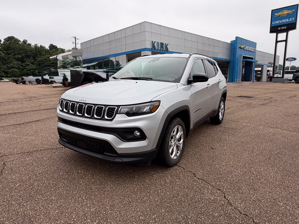 2024 Silver Zynith Metallic Clearcoat Jeep Compass Latitude 4X4 SUV