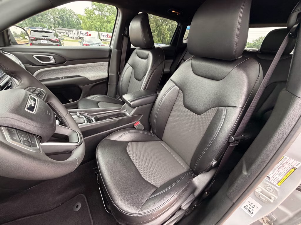 2024 Silver Zynith Metallic Clearcoat Jeep Compass Latitude 4X4 SUV
