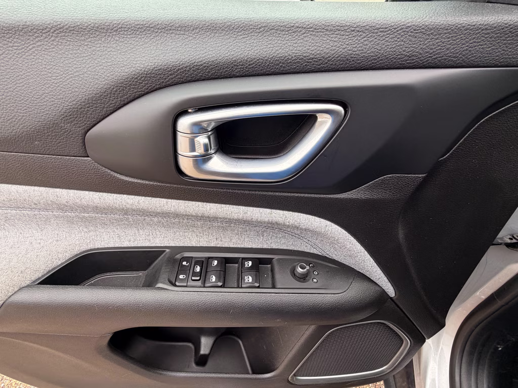 2024 Silver Zynith Metallic Clearcoat Jeep Compass Latitude 4X4 SUV