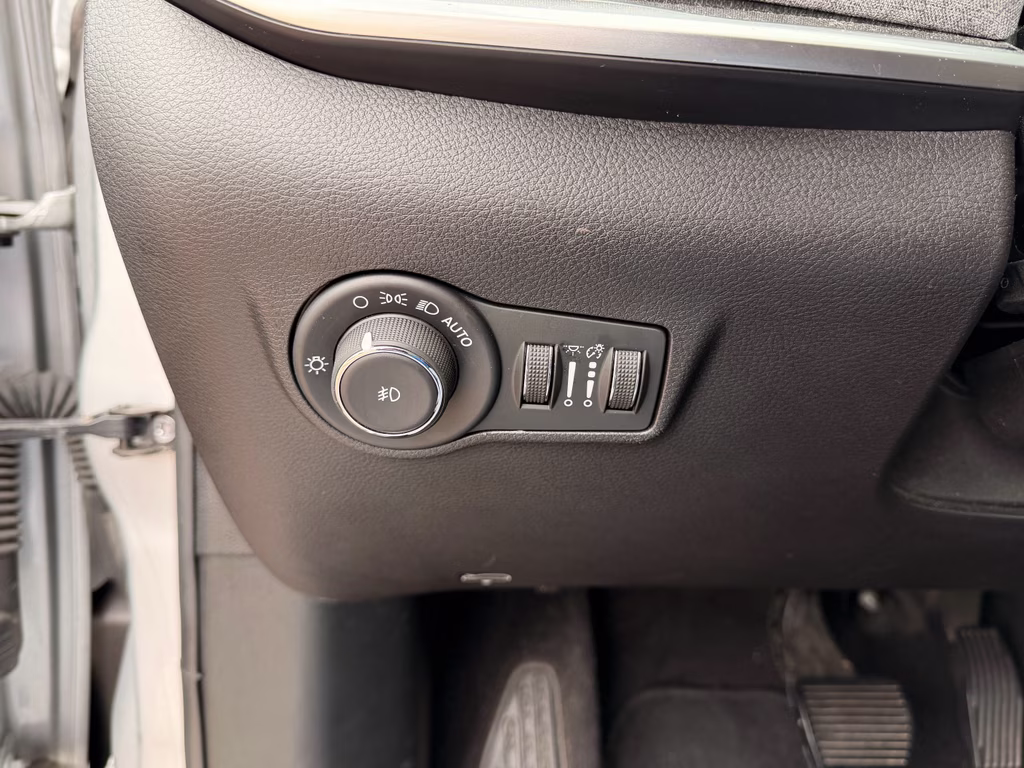 2024 Silver Zynith Metallic Clearcoat Jeep Compass Latitude 4X4 SUV