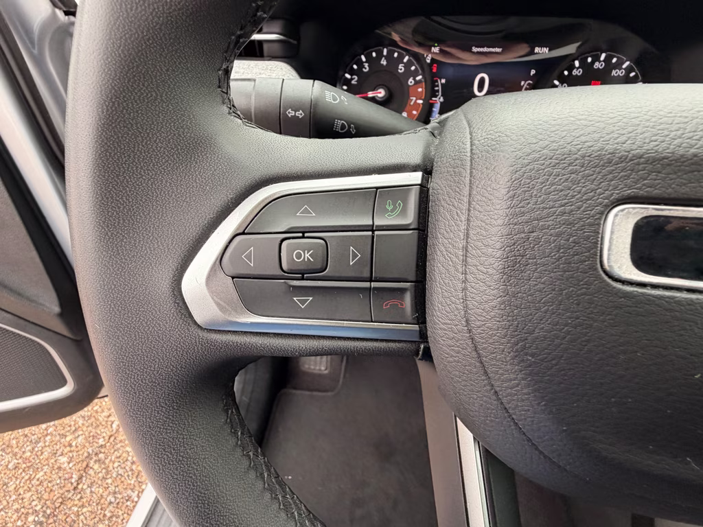 2024 Silver Zynith Metallic Clearcoat Jeep Compass Latitude 4X4 SUV