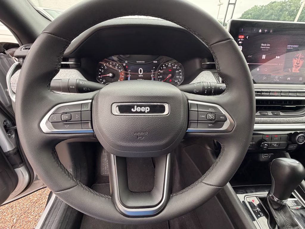 2024 Silver Zynith Metallic Clearcoat Jeep Compass Latitude 4X4 SUV