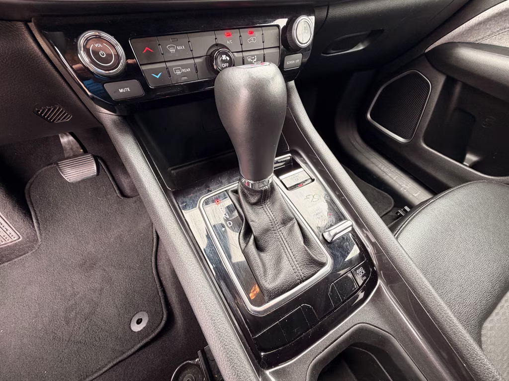2024 Silver Zynith Metallic Clearcoat Jeep Compass Latitude 4X4 SUV