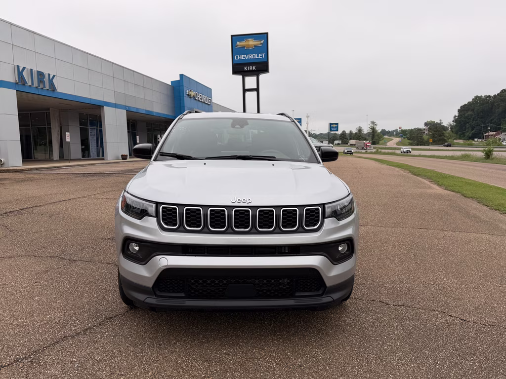 2024 Silver Zynith Metallic Clearcoat Jeep Compass Latitude 4X4 SUV