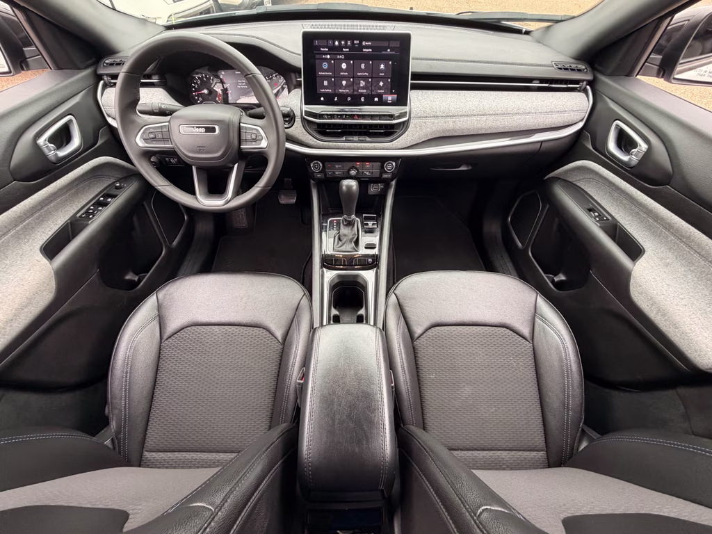 2024 Silver Zynith Metallic Clearcoat Jeep Compass Latitude 4X4 SUV