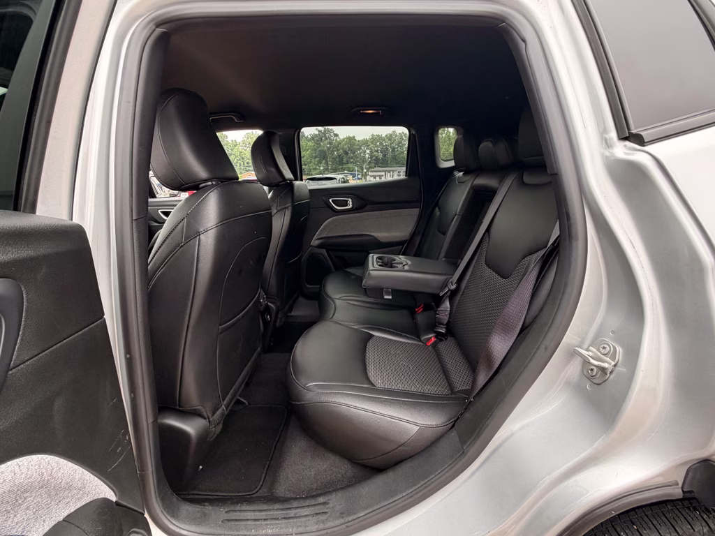 2024 Silver Zynith Metallic Clearcoat Jeep Compass Latitude 4X4 SUV