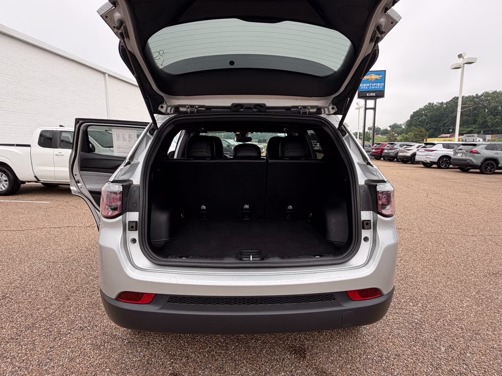 2024 Silver Zynith Metallic Clearcoat Jeep Compass Latitude 4X4 SUV