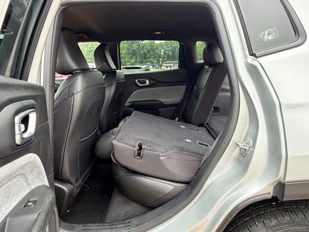 2024 Silver Zynith Metallic Clearcoat Jeep Compass Latitude 4X4 SUV