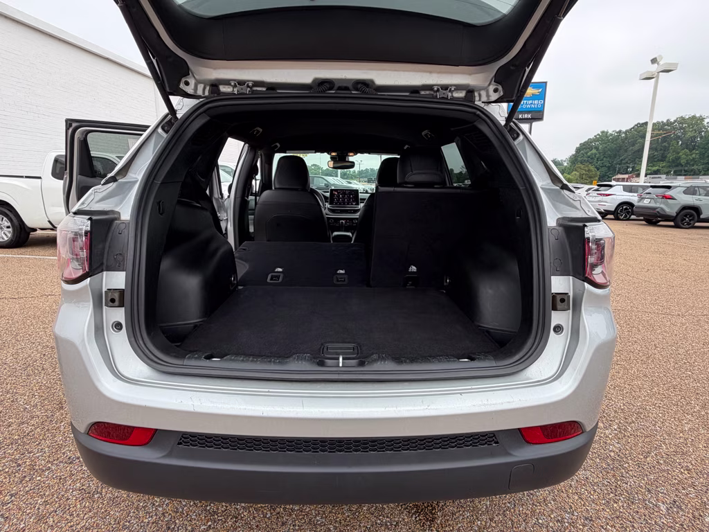2024 Silver Zynith Metallic Clearcoat Jeep Compass Latitude 4X4 SUV