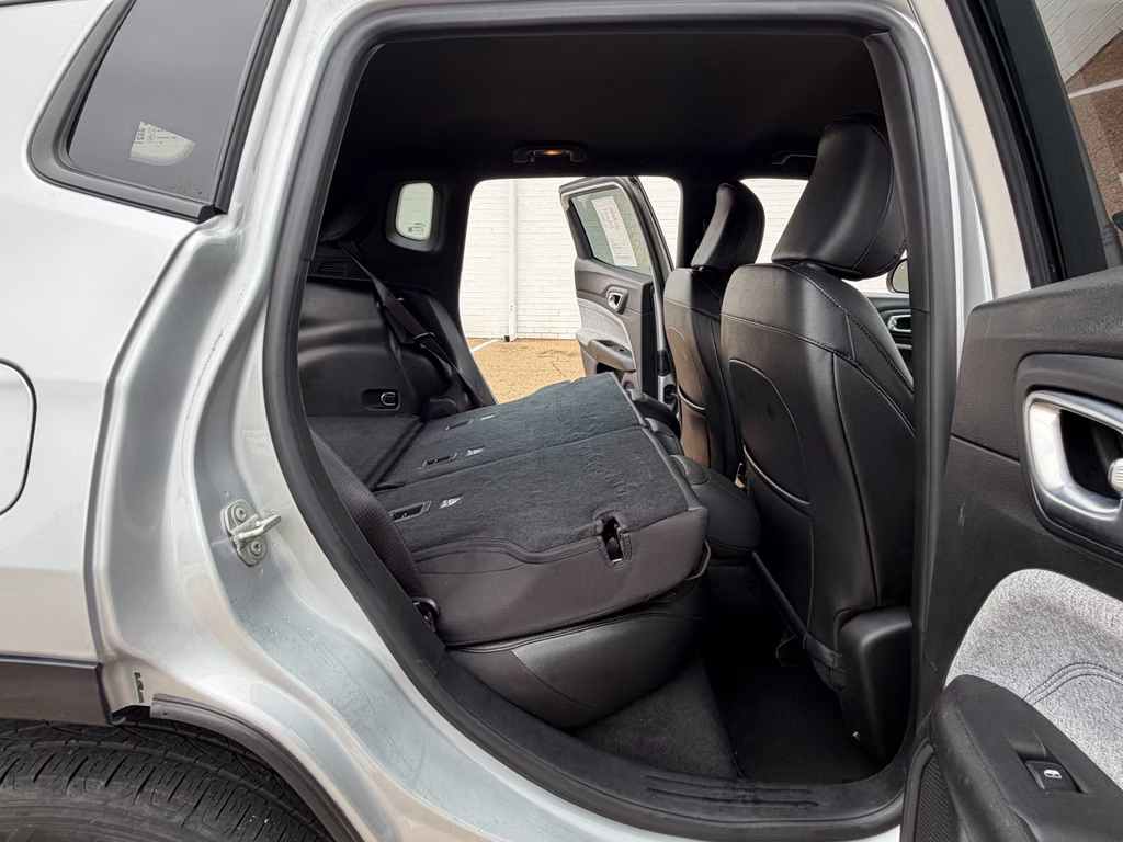 2024 Silver Zynith Metallic Clearcoat Jeep Compass Latitude 4X4 SUV