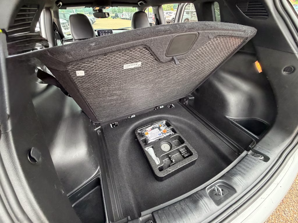 2024 Silver Zynith Metallic Clearcoat Jeep Compass Latitude 4X4 SUV