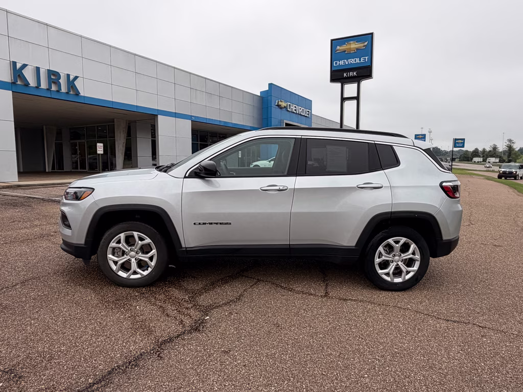 2024 Silver Zynith Metallic Clearcoat Jeep Compass Latitude 4X4 SUV