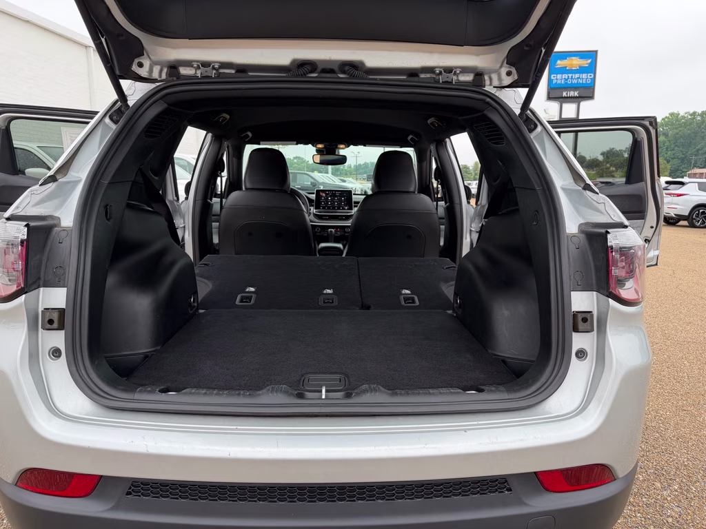 2024 Silver Zynith Metallic Clearcoat Jeep Compass Latitude 4X4 SUV