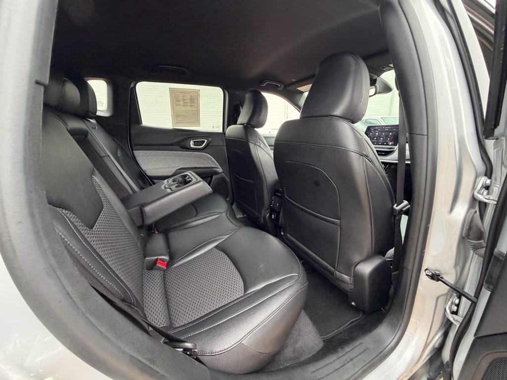 2024 Silver Zynith Metallic Clearcoat Jeep Compass Latitude 4X4 SUV