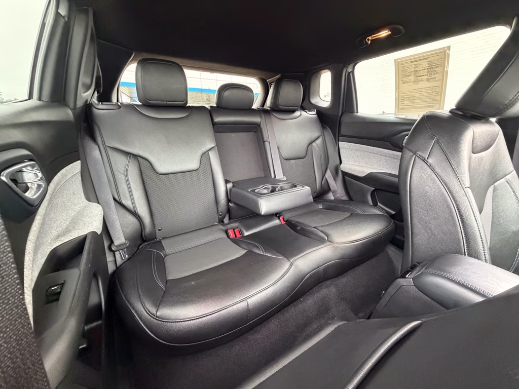 2024 Silver Zynith Metallic Clearcoat Jeep Compass Latitude 4X4 SUV