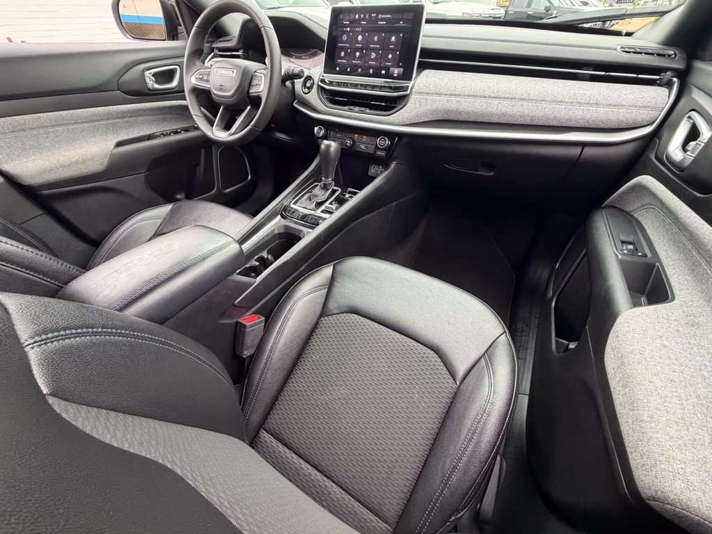 2024 Silver Zynith Metallic Clearcoat Jeep Compass Latitude 4X4 SUV