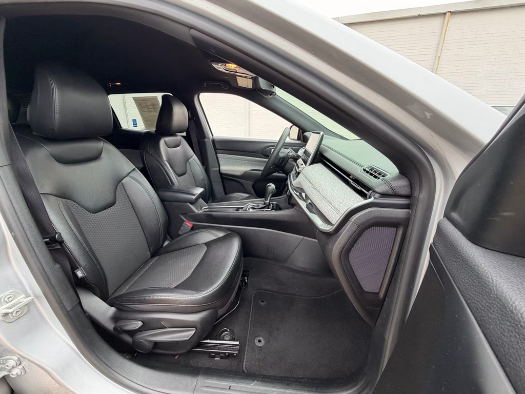 2024 Silver Zynith Metallic Clearcoat Jeep Compass Latitude 4X4 SUV