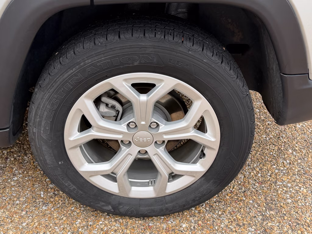 2024 Silver Zynith Metallic Clearcoat Jeep Compass Latitude 4X4 SUV