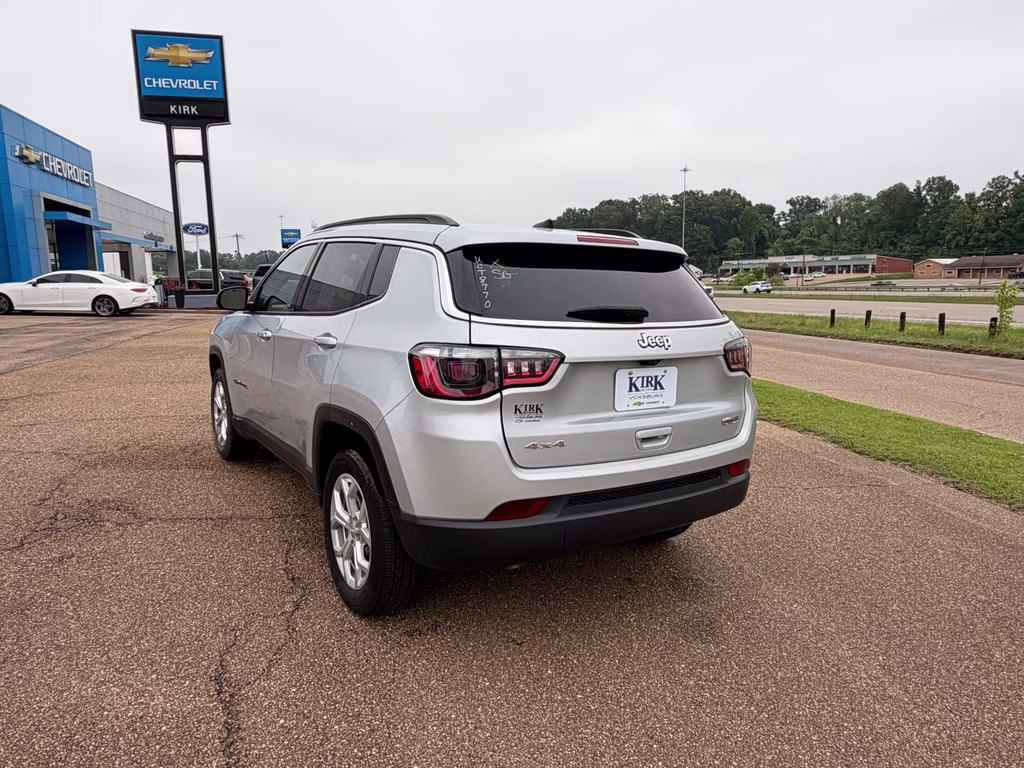 2024 Silver Zynith Metallic Clearcoat Jeep Compass Latitude 4X4 SUV