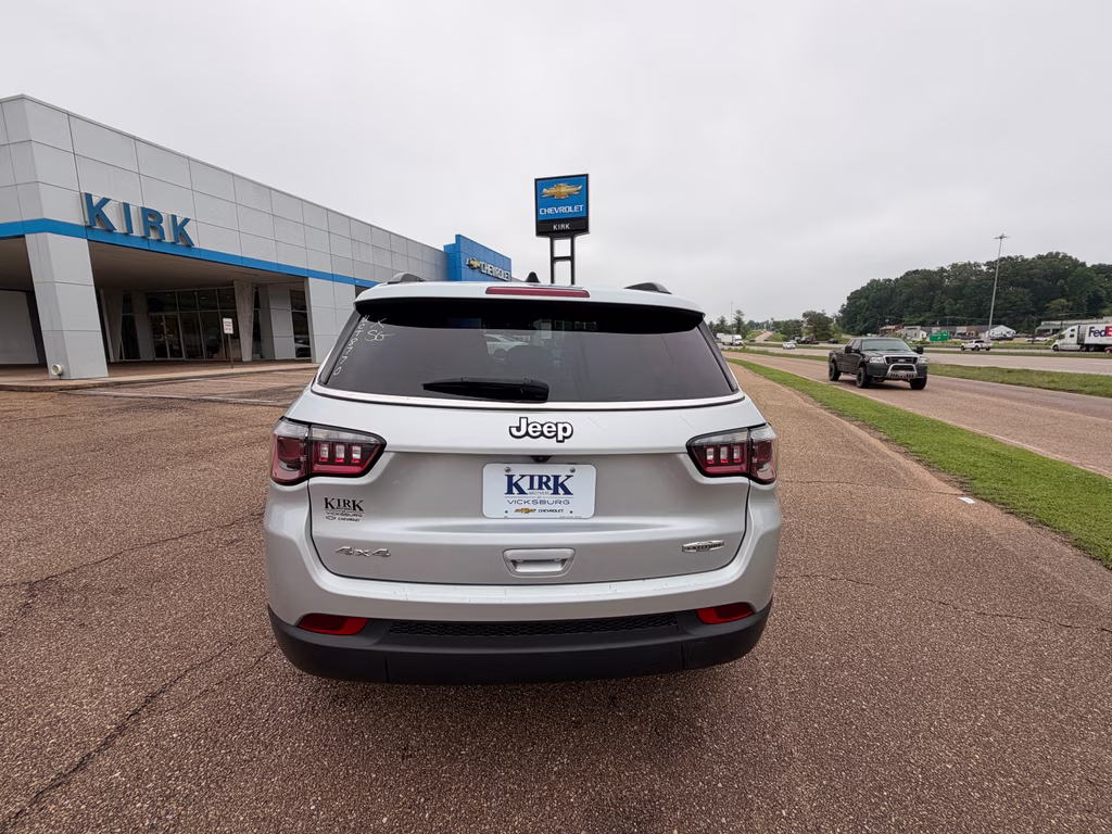 2024 Silver Zynith Metallic Clearcoat Jeep Compass Latitude 4X4 SUV