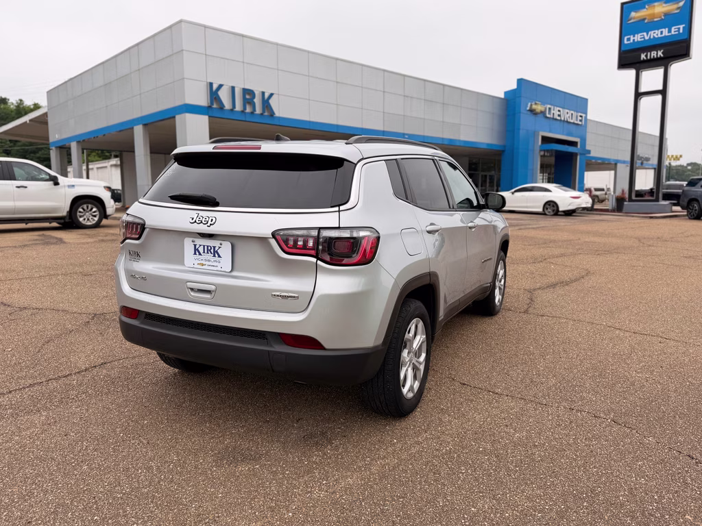 2024 Silver Zynith Metallic Clearcoat Jeep Compass Latitude 4X4 SUV