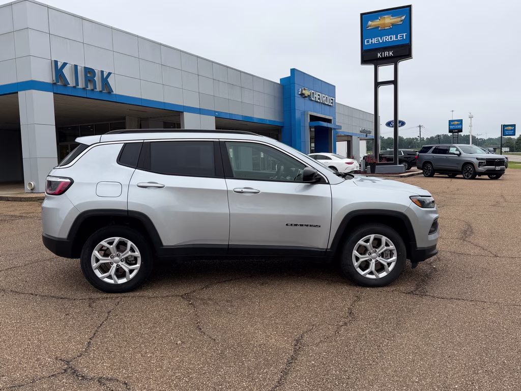 2024 Silver Zynith Metallic Clearcoat Jeep Compass Latitude 4X4 SUV