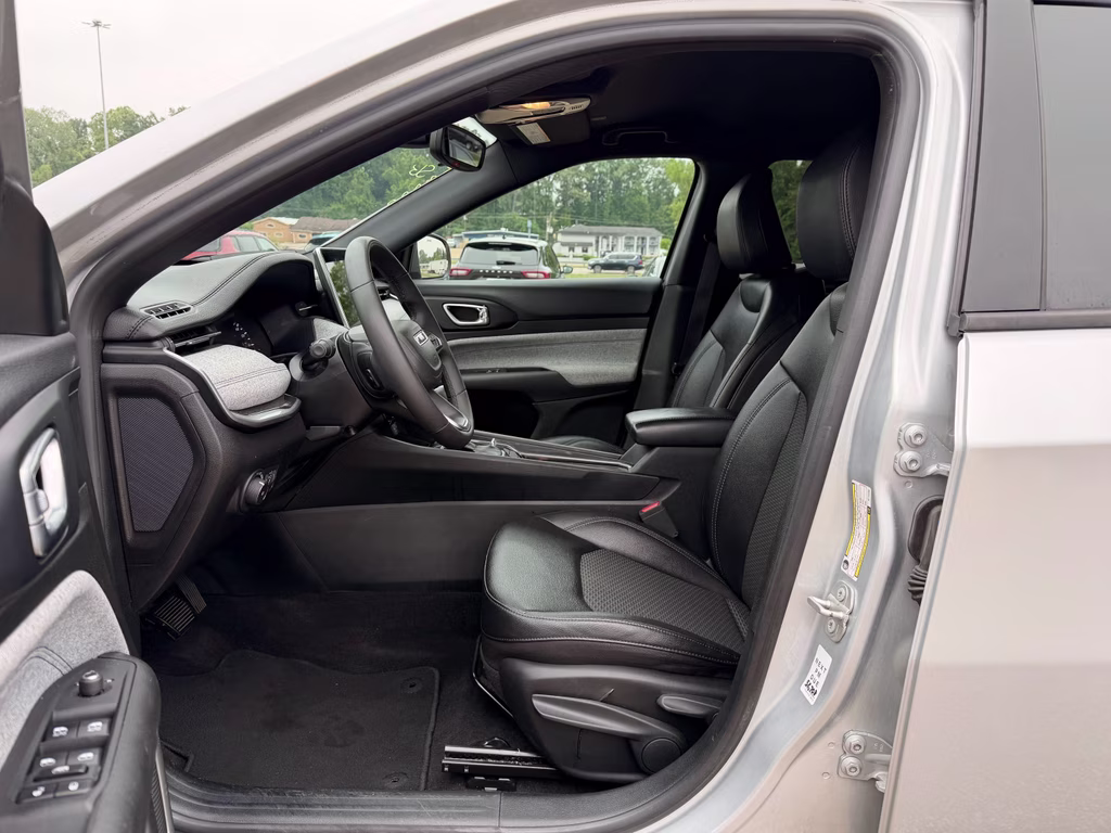 2024 Silver Zynith Metallic Clearcoat Jeep Compass Latitude 4X4 SUV