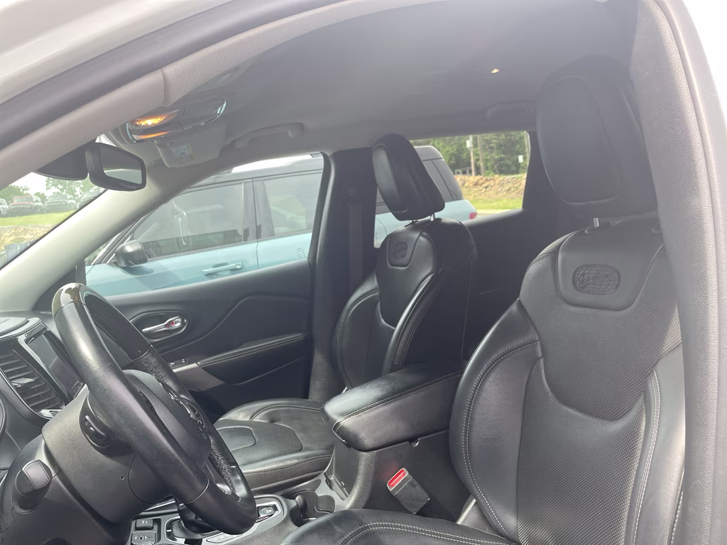 2019 Pearl White Pearlcoat Jeep Cherokee Overland 4X4 SUV