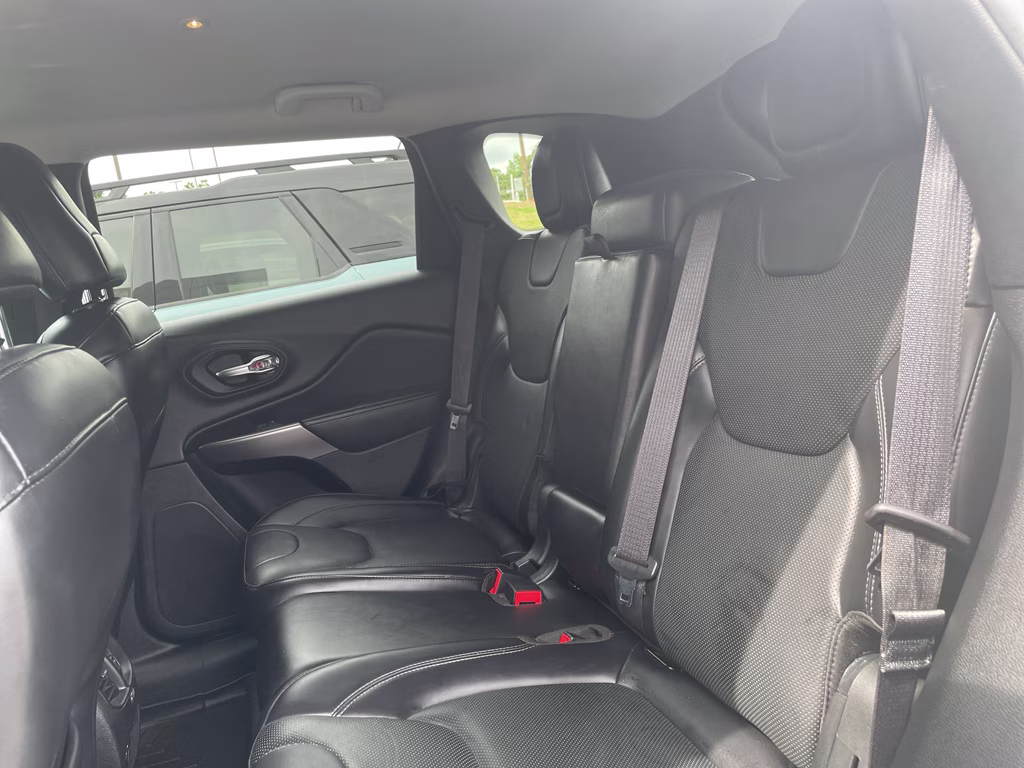 2019 Pearl White Pearlcoat Jeep Cherokee Overland 4X4 SUV
