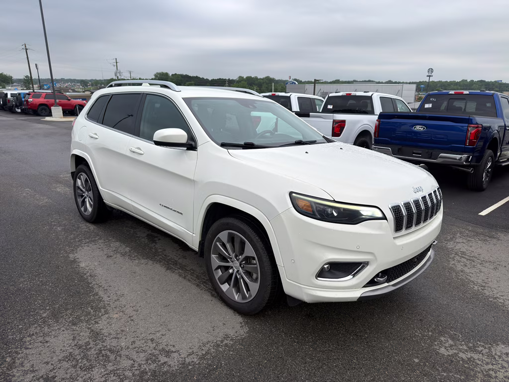 2019 Pearl White Pearlcoat Jeep Cherokee Overland 4X4 SUV