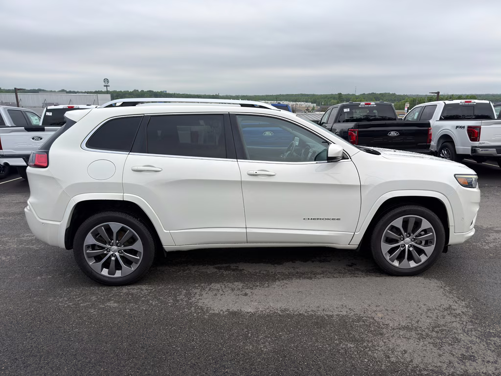 2019 Pearl White Pearlcoat Jeep Cherokee Overland 4X4 SUV