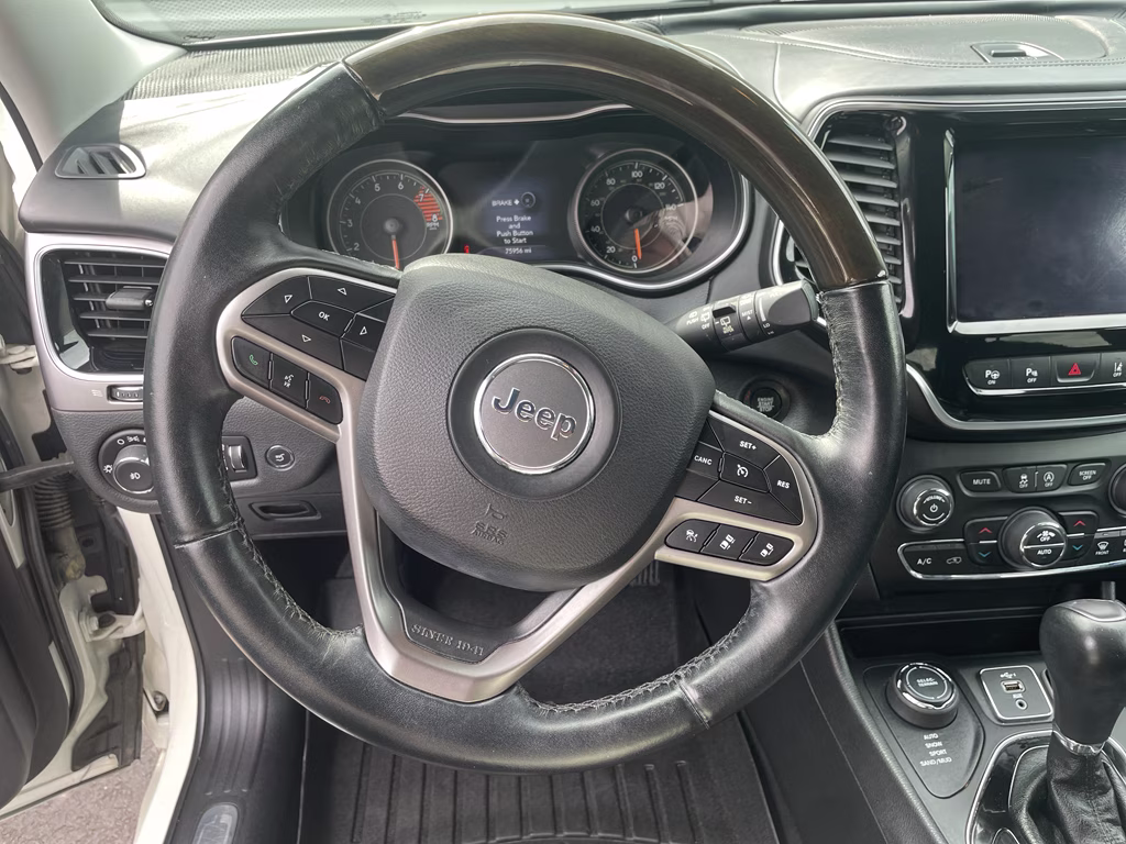 2019 Pearl White Pearlcoat Jeep Cherokee Overland 4X4 SUV
