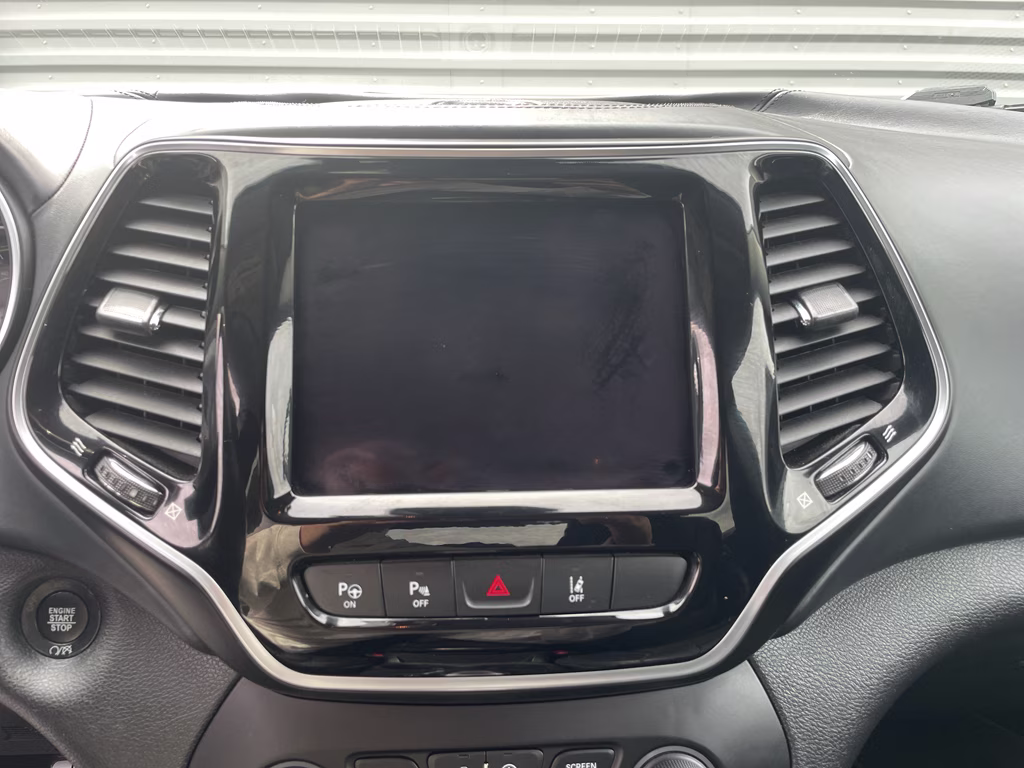 2019 Pearl White Pearlcoat Jeep Cherokee Overland 4X4 SUV