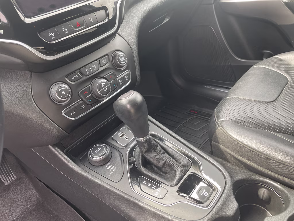 2019 Pearl White Pearlcoat Jeep Cherokee Overland 4X4 SUV