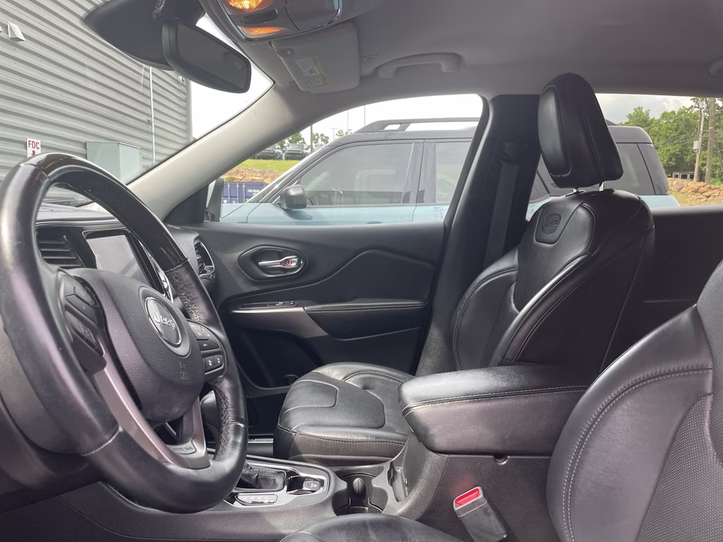 2019 Pearl White Pearlcoat Jeep Cherokee Overland 4X4 SUV